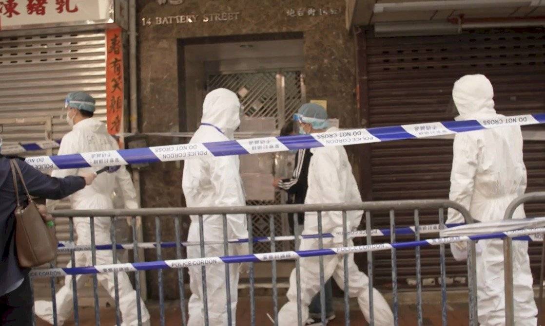 Confinan a alrededor de 10 mil personas en Hong Kong para detener un brote de Covid-19