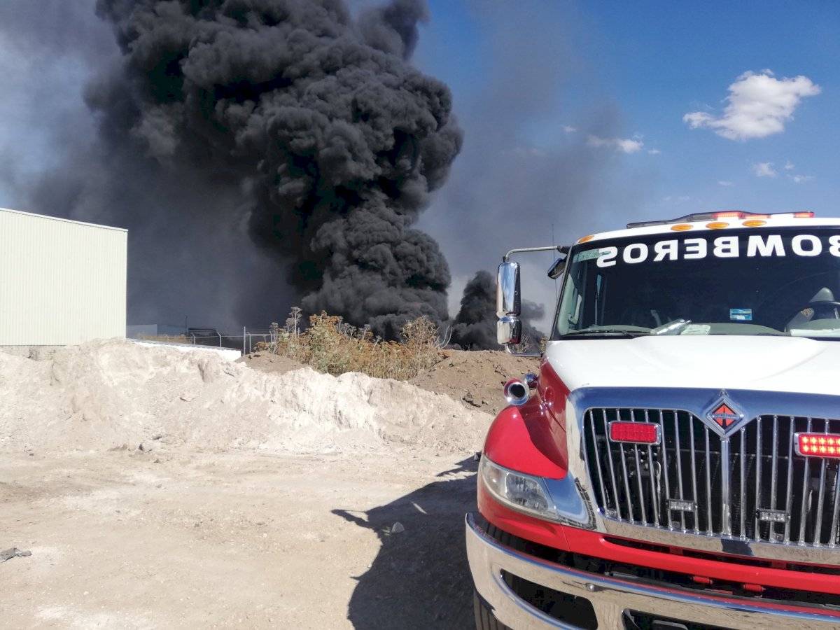 Incendio devasta un lote donde almacenaban llantas en Tlaquepaque, Jalisco