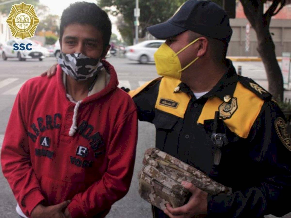 policia regresa 30 mil pesos
