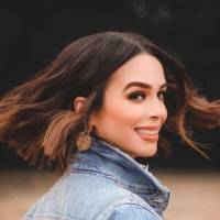 Biby Gaytán luce elegante y cómoda en un jean blanco con una chamarra de mezclilla estampada posando en el campo
