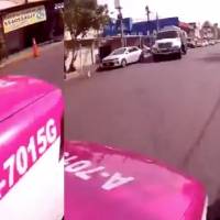 Ciclista capta el momento exacto en que un taxista lo atropella