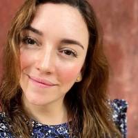 Regina Blandón cautiva al mostrarse recién levantada, sin maquillaje y despeinada