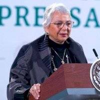 Sin cubreboca, sin resultado de la PCR y rompiendo el aislamiento, Sánchez Cordero da la mañanera