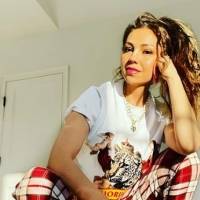 Thalía fascina con una pijama de seda mientras hace el