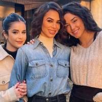 Biby Gaytán dio clase de elegancia con este vestido blanco de encaje off shoulder