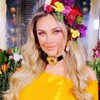 Aracely Arámbula muestra como usar un vestido tipo lápiz aguamarina, ideal para San Valentín