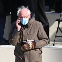 Memes y guantes de Sanders ayudan a recoger $1.8 millones en pocos días