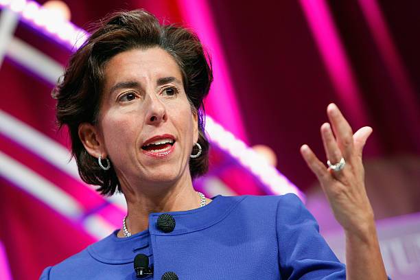 Gina Raimondo es postulada por Joe Biden a la jefatura del Departamento de Comercio.