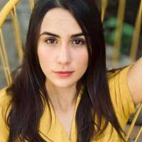 Julia Urbini, de Vencer el desamor, fascina en un vestido camisero con estampado de cebra y botines negros