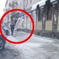 ¡De milagro! Mujer se salva de ser aplastada por enorme bloque de hielo en Rusia
