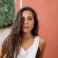 Hermana de Ángela Aguilar enseña cómo combinar con estilo un jean gastado con chamarras
