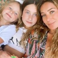 Hija de Geraldine Bazán luce adorable en falda étnica y blusa celeste con flecos