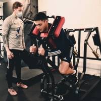 Raúl Jiménez vuelve a entrenar en gimnasio tras fractura de cráneo