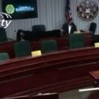 Evalúan querella en Ética contra representante Nogales por acostarse en mesa en una vista pública