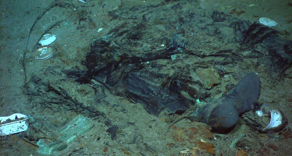 Esta fotografía, facilitada por el Instituto de Exploración, Centro de Oceanografía Arqueológica/Universidad de Rhode Island/Oficina de Exploración Oceánica, muestra los restos de un abrigo y botas en el lecho marino cerca de los restos del Titanic.