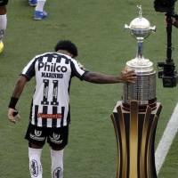 Marinho, de Santos, toca el trofeo previo a la final de la Libertadores