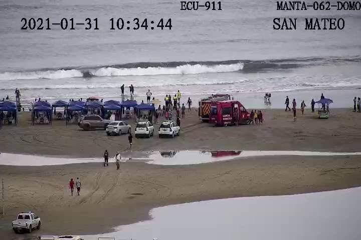 Rescatan a tres personas que se estaban ahogando en playa San Mateo