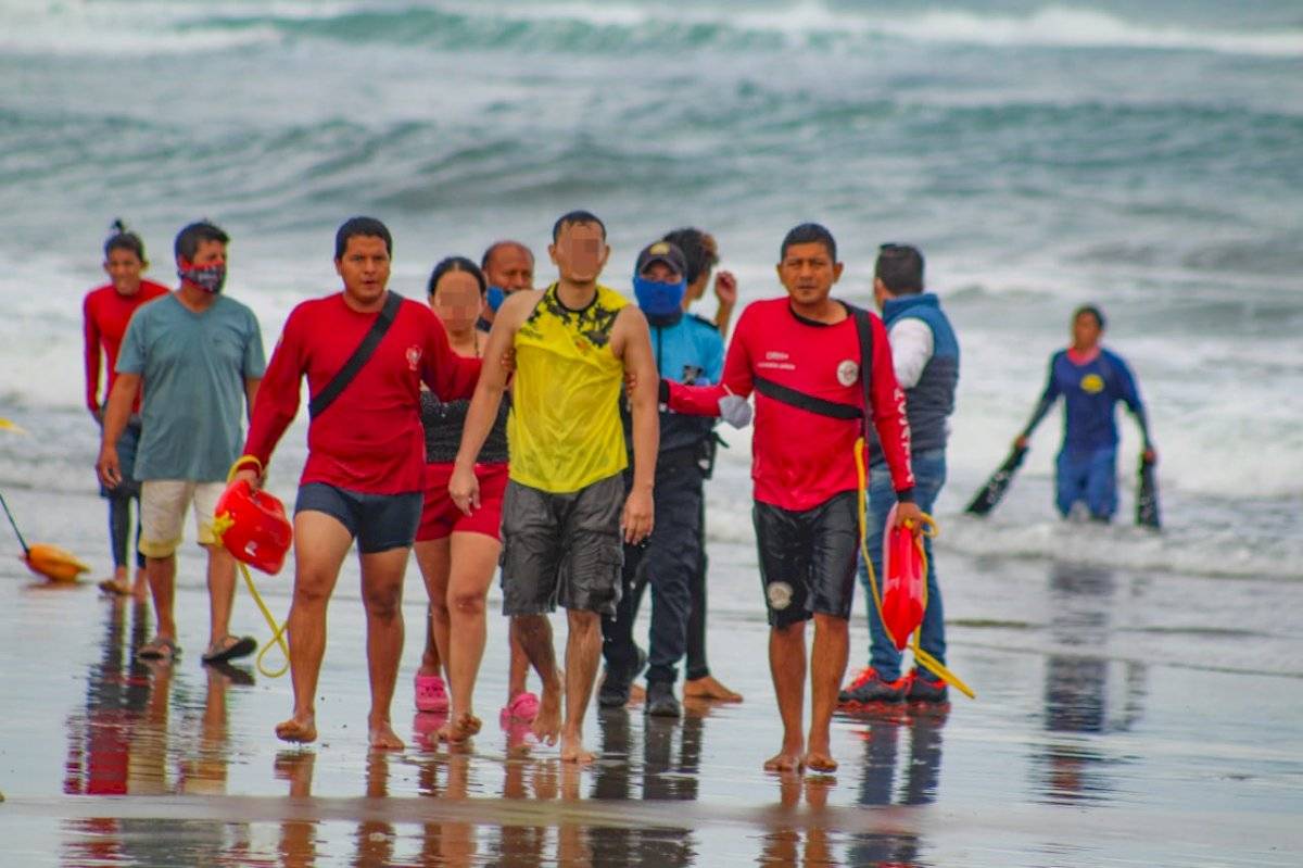 Rescatan a tres personas que se estaban ahogando en playa San Mateo