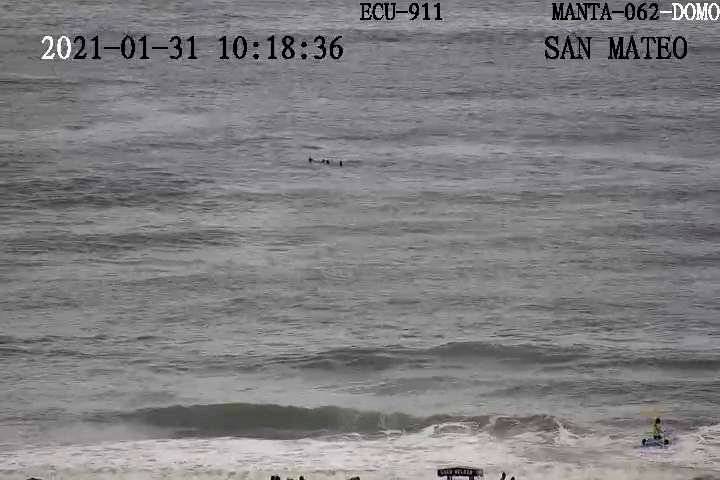 Rescatan a tres personas que se estaban ahogando en playa San Mateo