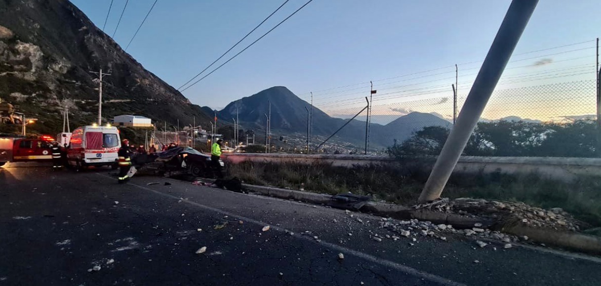 Accidente de tránsito en la vía Calacalí - La Independencia