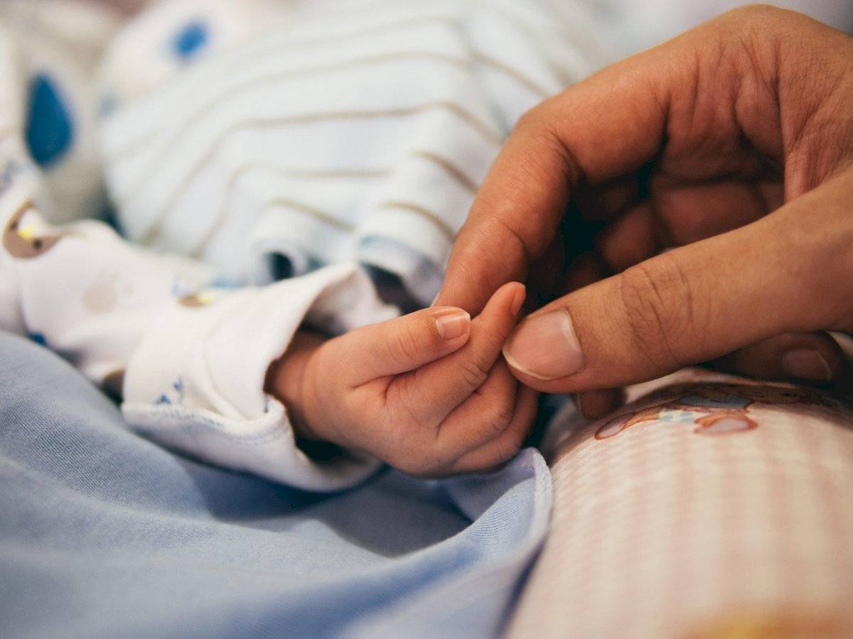 Los médicos decidieron inducirle el coma para recibir a la bebé.