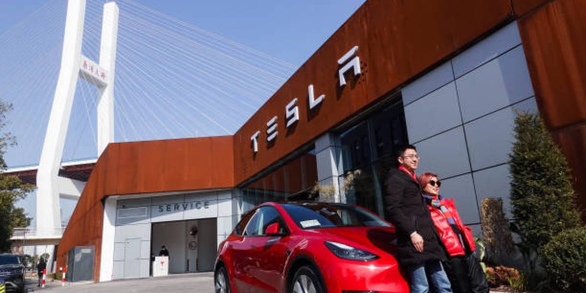 Tesla invierte una fortuna en Bitcoin y pretende aceptar la criptomoneda como forma de pago