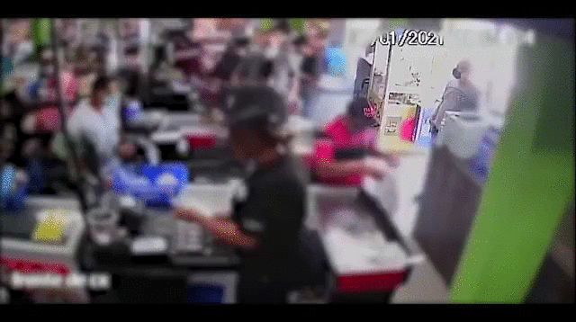 Gerente de supermercado é atacado por golpe de skate, após orientar cliente a usar máscara; veja