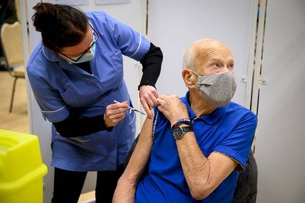 OMS pide a farmacéuticas que hagan más para que países pobres tengan vacunas