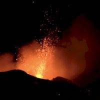 Los cuatro cráteres del Etna entran en erupción mientras aumenta la actividad del volcán