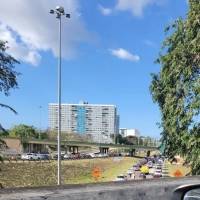 Tremendo tapón en expreso Las Américas por accidente entre carro y motociclista