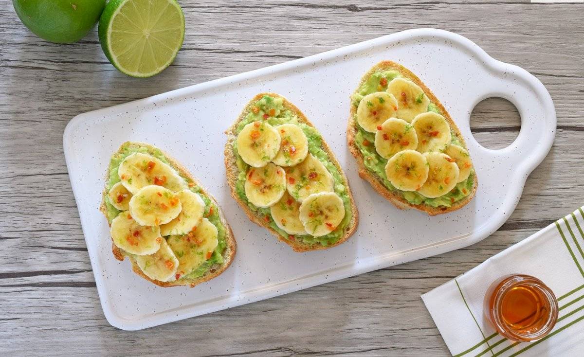 Tostas con plátanos maduros y aguacate