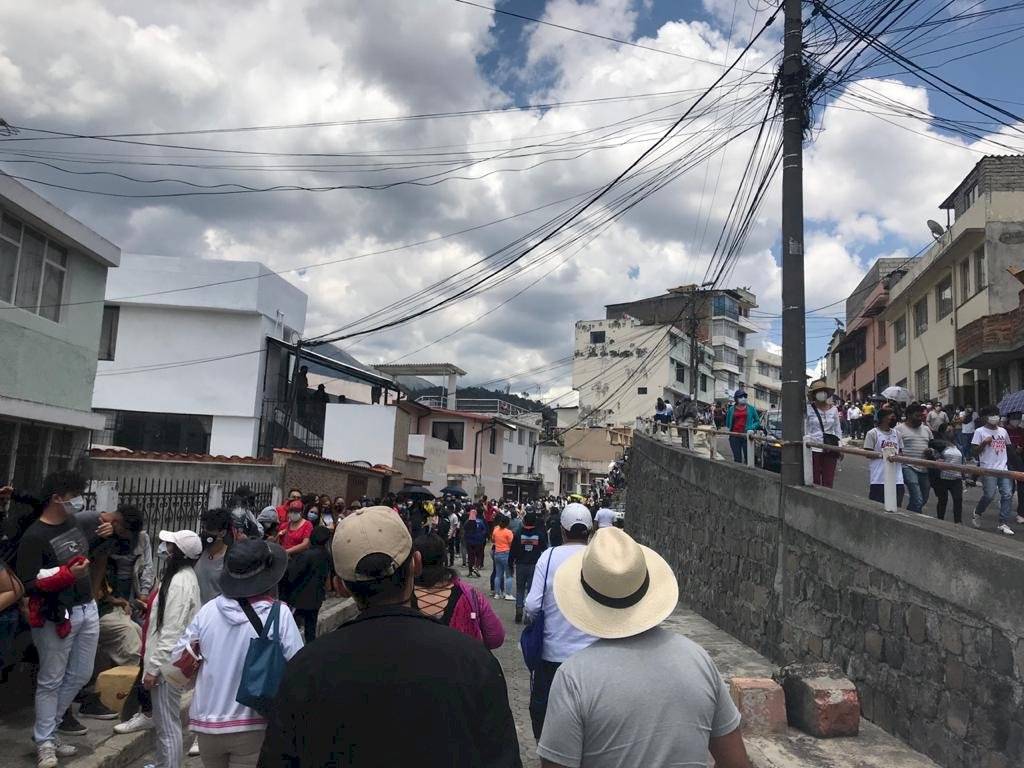 ¿Qué pasa si una persona que está en la fila a las 17:00 y no puede votar?