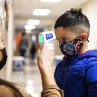 Estudiantes de K-3, Educación Especial y grado 12 serán los que inicien clases presenciales en marzo