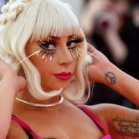 Lady Gaga é a melhor referência para aprender a usar looks monocromáticos e temos as provas