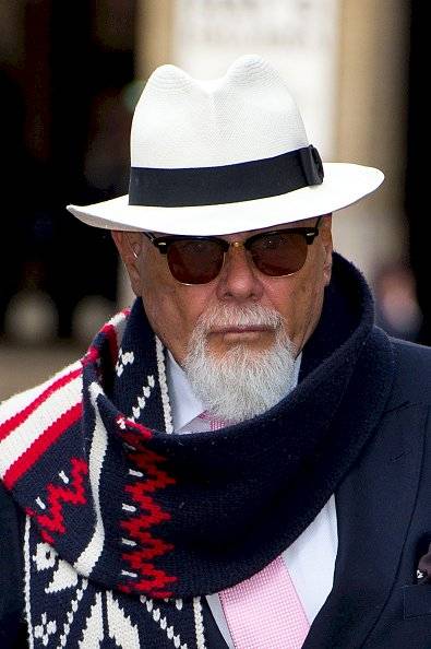 La estrella del pop, Gary Glitter, recibió la vacuna para el coronavirus.