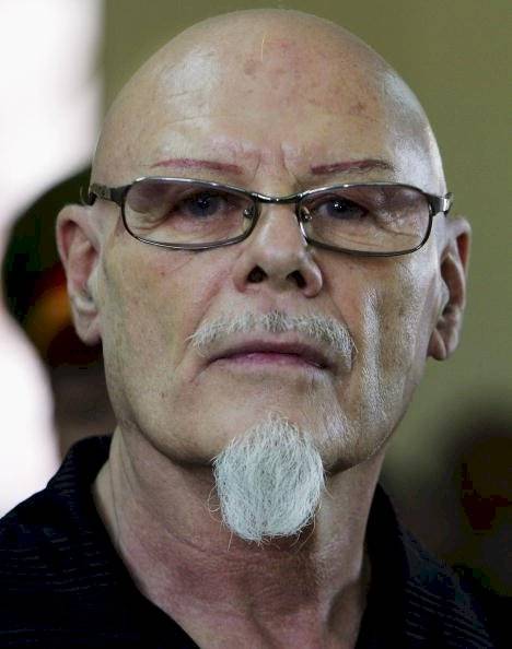 La estrella del pop, Gary Glitter, recibió la vacuna para el coronavirus.