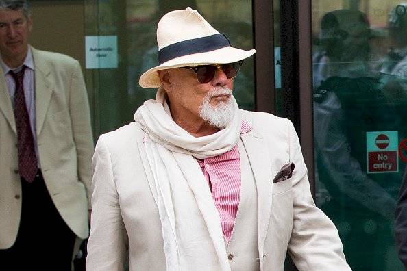 La estrella del pop, Gary Glitter, recibió la vacuna para el coronavirus.