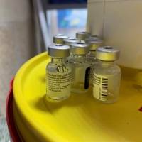 Vacuna de Pfizer puede neutralizar tres variantes del coronavirus