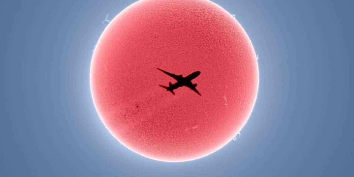Un fotógrafo captura el momento exacto en el que un avión “atraviesa” al Sol