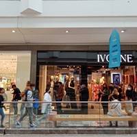 Reabren centros comerciales con largas filas y operativos de seguridad