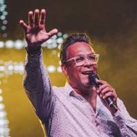 Familia del pastor y cantante René González pide oraciones por su salud