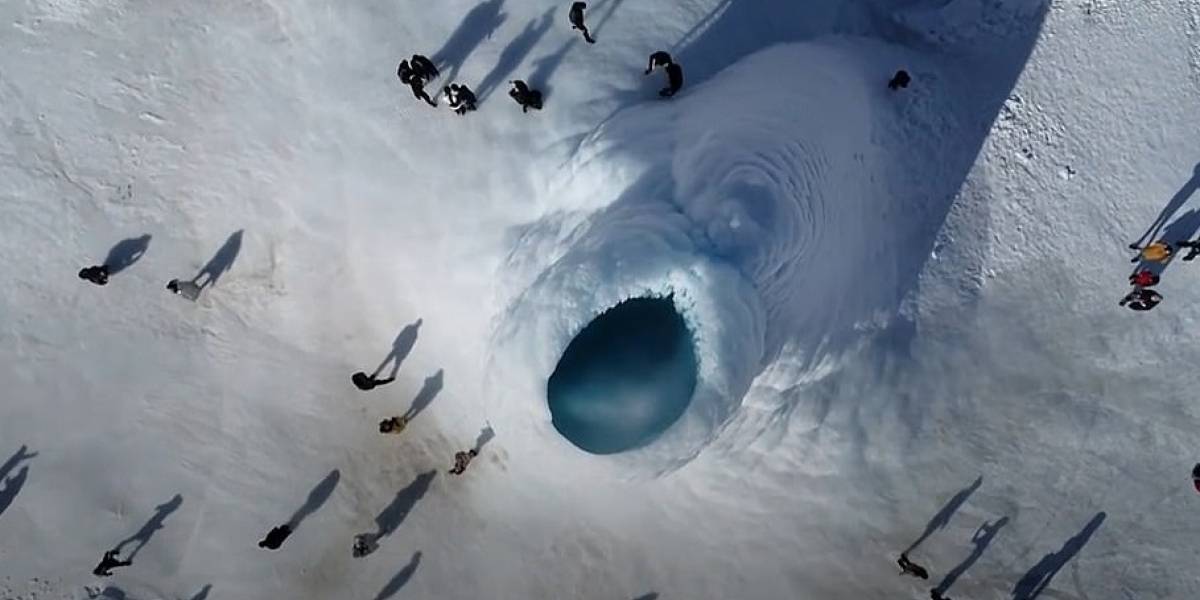 Conoce el imponente volcán de hielo de 14 metros que se forma en una aldea de Kazajistán
