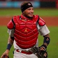 Yadier hace historia: Se convierte en primer receptor de MLB en jugar 2,000 partidos con el mismo equipo