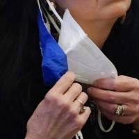 Usar doble mascarilla protege mejor contra el COVID-19, según estudio