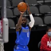 Dueño de los Mavericks accede a tocar himno de EEUU tras recordatorio de la NBA