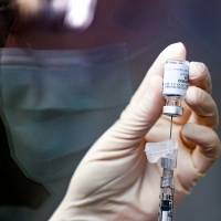 Ajustan fase cero del plan de vacunación mientras que médicos se quejan por no ser inmunizados