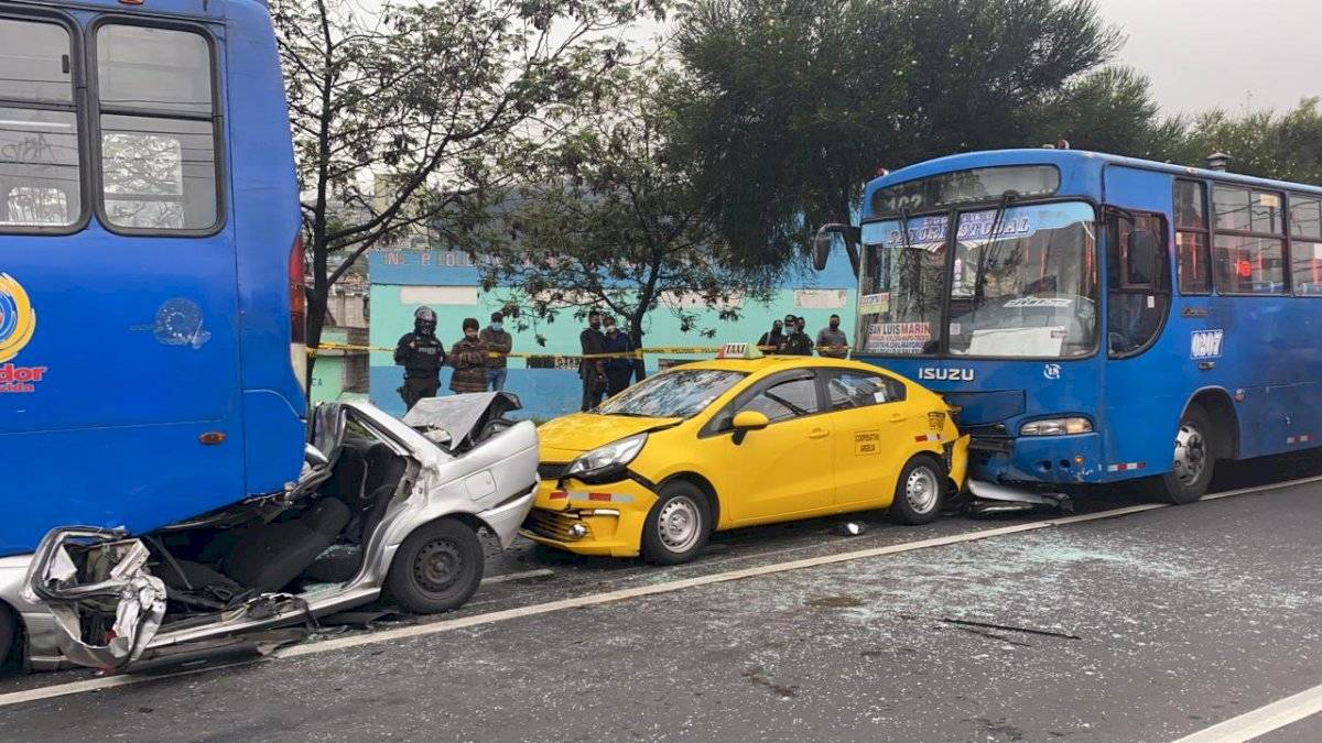 Choque múltiple en la avenida Teniente Hugo Ortiz, sur de Quito