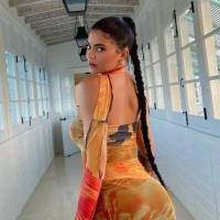 Kylie Jenner enamora a sus fans con top blanco y un pantalón estampado azul