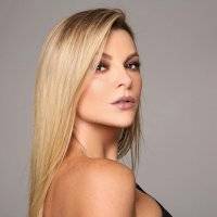 Marjorie de Sousa presume su figura con un atrevido bikini de piel de cocodrilo