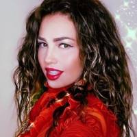 Thalía fascina con un pantalón ocre a la cintura y una blusa de cuero turquesa en un look elegante y casual